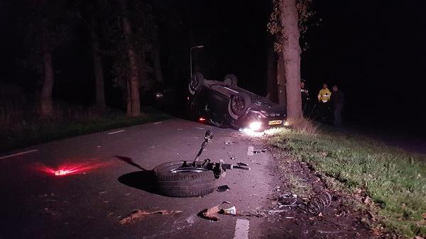 Auto vliegt over de kop na botsing met boom