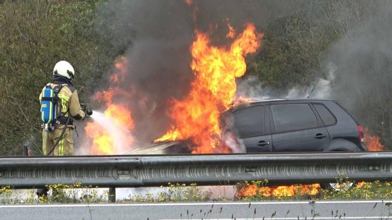 Lange file op A28 door brandende auto