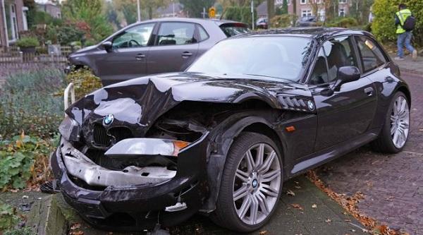 Veel schade nadat auto botst op geparkeerde auto