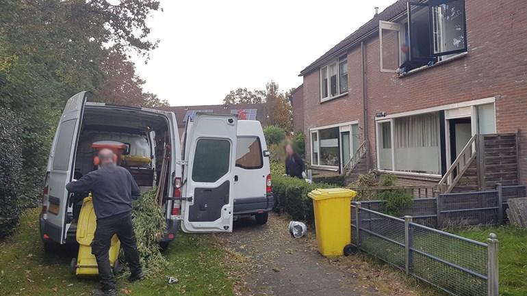 Politie rolt hennepkwekerij in woning op (Video)