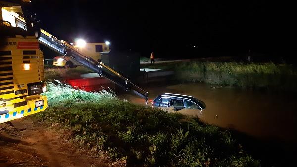 Hulpdiensten massaal naar auto te water