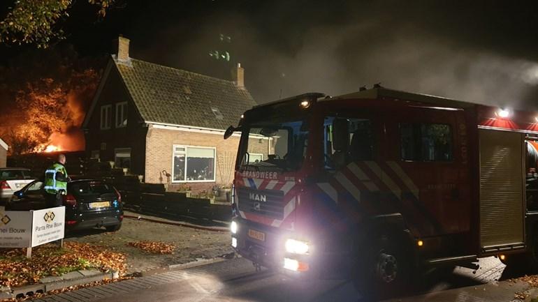 Huizen ontruimd door forse uitslaande brand in Nieuw-Roden (Video)
