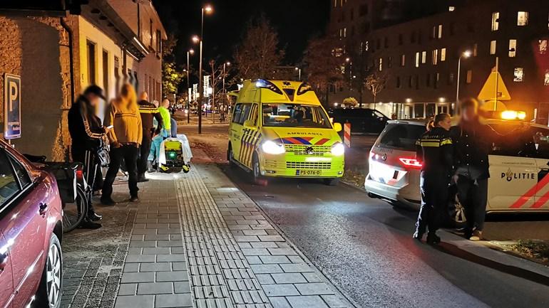 Fietser gewond na botsing met spiegel van auto