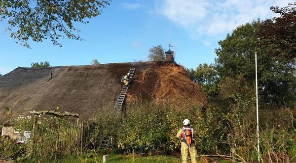 Brand in schoorsteen slaat over naar rieten dak (video)