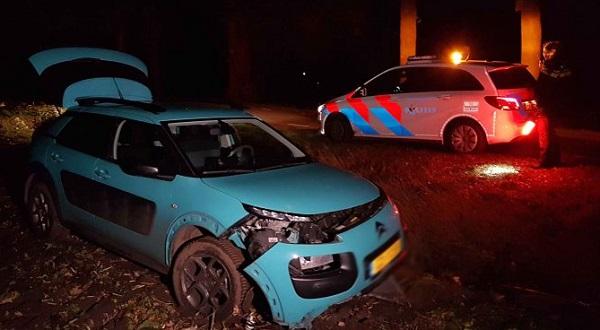 Bestuurder mist bocht en komt via sloot in weiland terecht