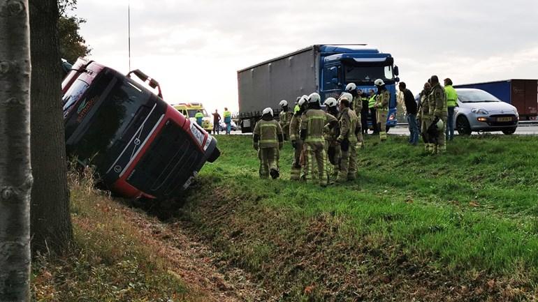 File van 6 kilometer door ongeval met vrachtwagen op A28 (Video)