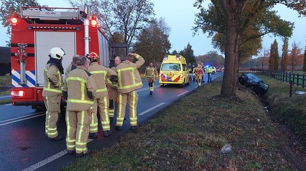 Vrouw ernstig gewond na botsing met bushalte en boom