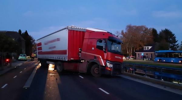 Vrachtwagen en auto botsen hard op elkaar op de N371 bij Smilde (Video)