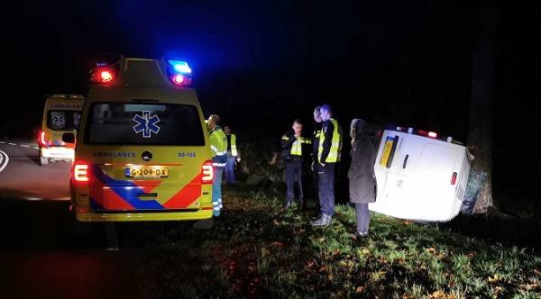 Gewonde nadat busje tegen boom botst (Video)