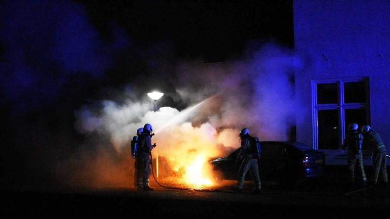 Geparkeerde auto uitgebrand tegen woning