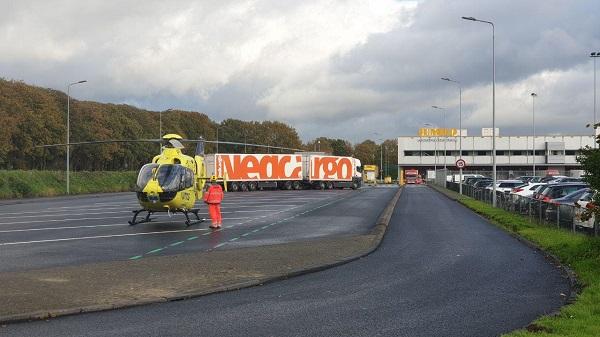 Traumahelikopter landt bij Jumbo DC in Beilen voor assistentie