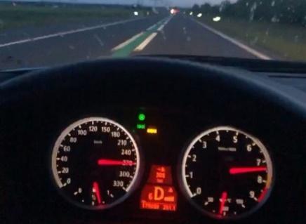 Auto schiet met 270 km/h over de N381