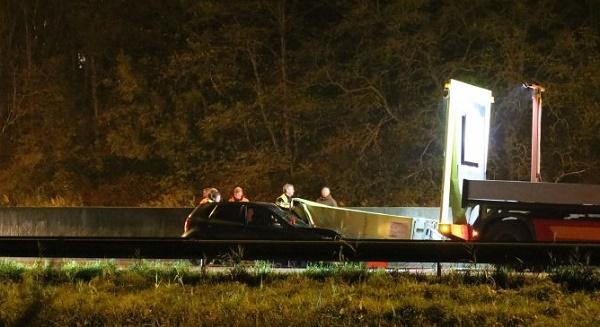 Automobilist botst hard tegen pijlwagen op A28