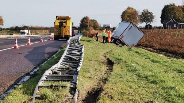 Vrachtwagen de sloot in na ongeval op A37 (Video)