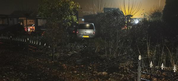 Auto komt in tuin terecht na missen bocht vanwege dichte mist
