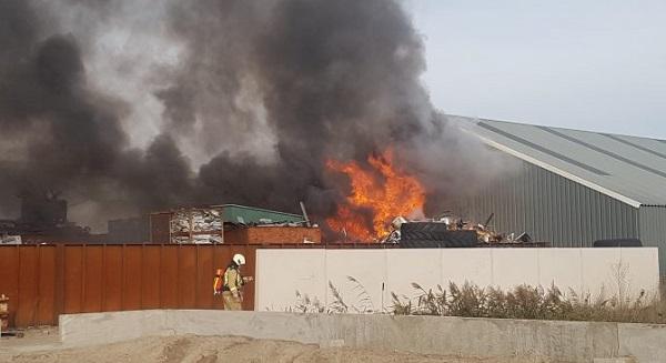 Video: Bekijk het blussen van een felle brand door de ogen van de brandweer