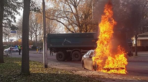 Auto vliegt in brand tijdens het rijden