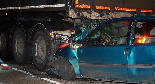 Automobilist botst op stilstaande vrachtwagen (video)