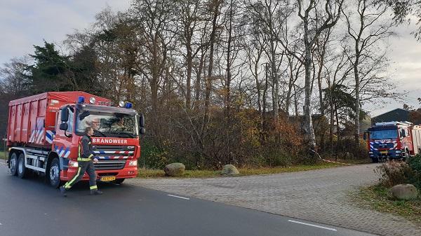 Brandweer hele dag bezig met brand in bult houtsnippers (video)