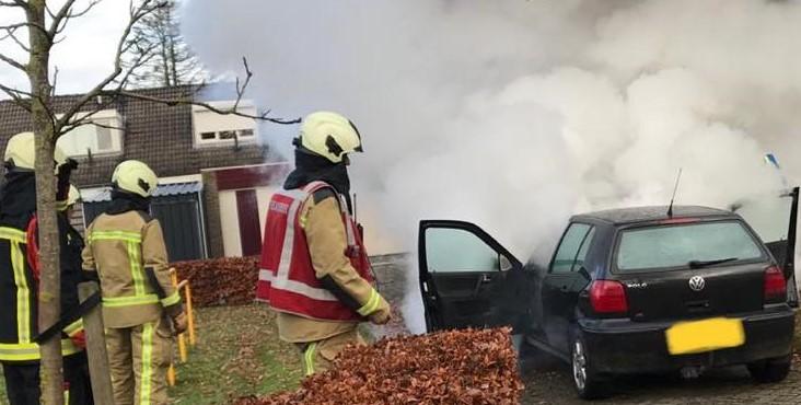 Auto vliegt in brand in Bovensmilde