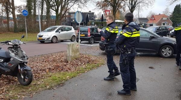 Scooterrijder gewond na botsing met auto (video)