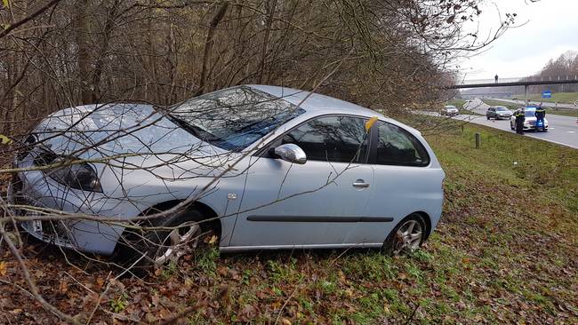 Automobilist belandt met auto in bosjes langs Rondweg