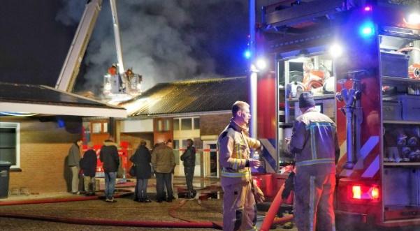 Brand in loods kost 100 koikarpers het leven (video)