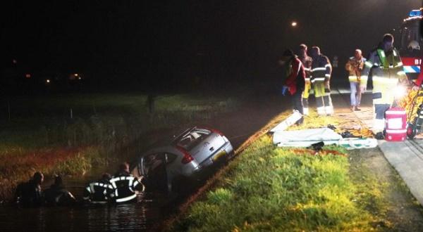 Gewonde nadat auto in het water terecht komt (video)