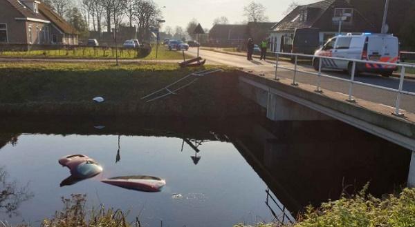 Omstanders redden vrouw uit zinkende auto na ongeval