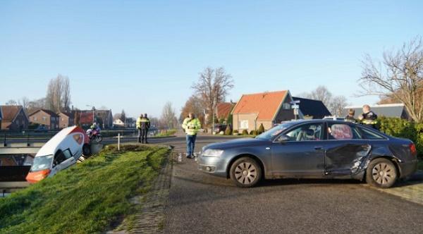 Postbezorger de sloot in bij ongeval op kruising (video)