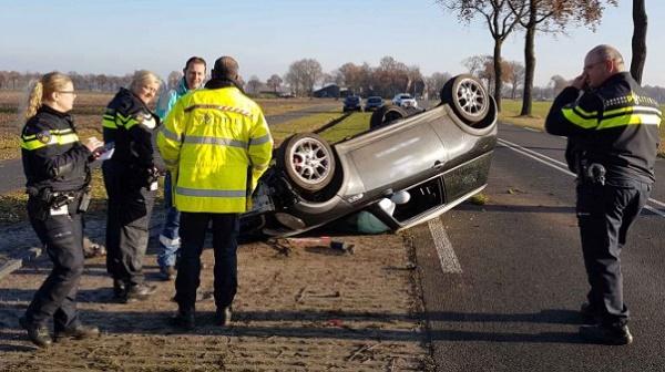 Auto vliegt over de kop na ongeval (video)