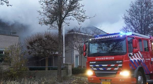 Omgeving ontruimt bij grote brand in woning (video)