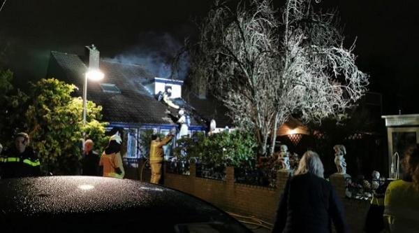 Schoorsteenbrand slaat over naar dak van woning