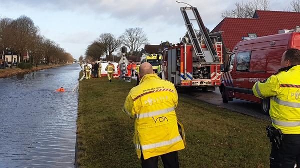 Ernstig gewonde bij auto te water in Bovensmilde (video)