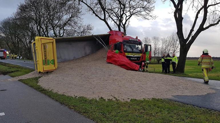 Traumahelikopter ingezet voor ernstig ongeval tussen auto en vrachtwagen