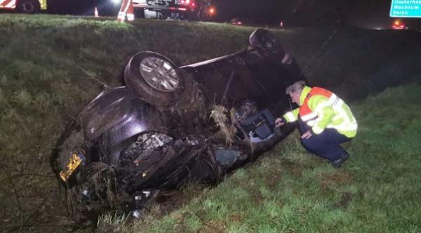 Bestuurder gewond nadat auto over de kop slaat op A37