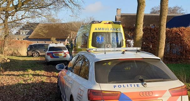 Fietser botst op achteruit rijdende auto; Man gewond