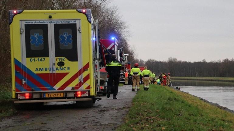 Brandweer en politie redden vrouw uit te water geraakte auto (video)