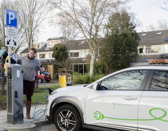 Eerste van zestien nieuwe laadpalen geplaatst in Roden