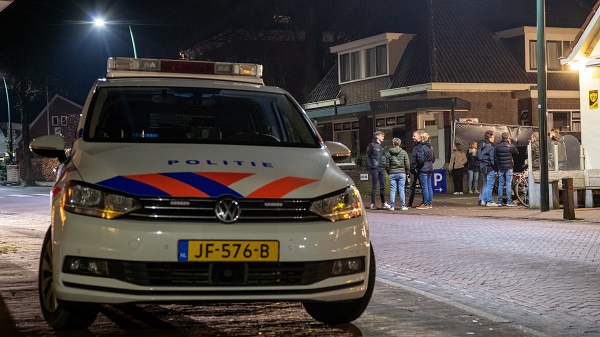 Opnieuw aanhoudingen na gooien met vuurwerk en stenen naar politie