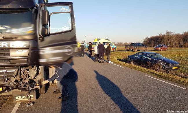 Vrachtwagen botst tegen auto in Westerbork (Video)