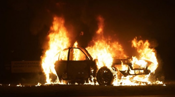 Auto in brand gestoken midden op kruispunt (video)