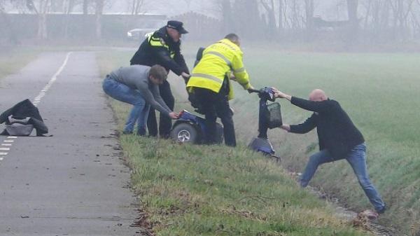 Bestuurder scootmobiel naar ziekenhuis na ongeval