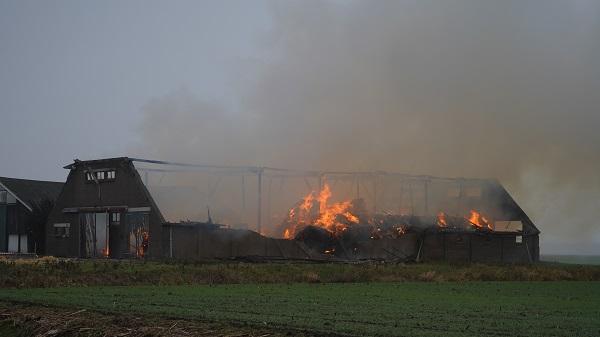 Schuur met hooi en aardappelen tot de grond toe afgebrand (video)