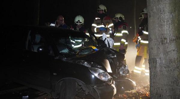 Twee gewonden na ongeval met auto tegen boom (video)
