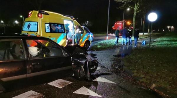 Bestuurder van auto gewond na botsing achter op tractor (video)