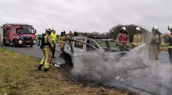 Auto volledig uitgebrand op A37 (video)