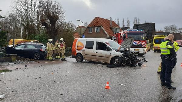 Auto schiet tuin in na ongeval op kruising in Bovensmilde (video)