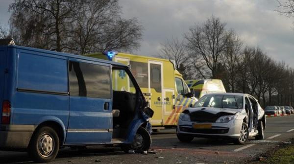 Drie gewonden na frontale botsing tussen auto en busje (video)