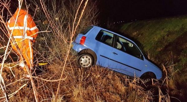 Alleen blikschade nadat auto in de sloot terecht komt